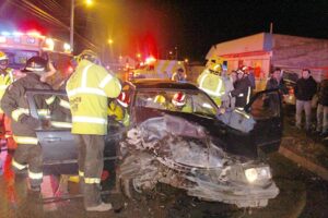 Dos mujeres resultaron graves tras  violenta colisión frontal de madrugada