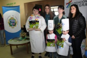 Libros de recetas saludables fueron entregados a familias de parvulos