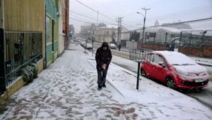 Vecinos esparcen sal para limpiar veredas
