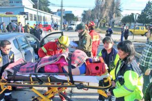 Auto que obstaculizaba visión de conductores originó accidente
