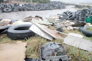 Denuncian basural clandestino en sector de Los Flamencos