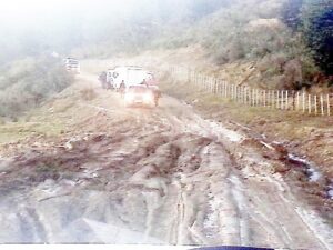 En una trampa de barro se convirtió camino a San Juan