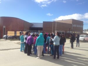 Trabajandores del Centro de Larga Estadía protestaron en el frontis del establecimiento