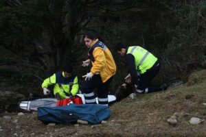 Motocilista con lesiones graves tras caer en sector boscoso