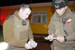 Cliente de un bar quiso pagar la cuenta con billetes falsos