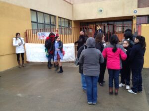 Apoderados protestan por goteras en colegio