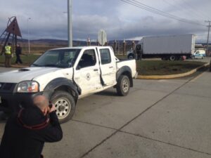 Camioneta del Ejército fue chocada por camión en peligroso cruce
