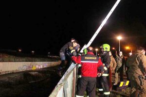 Hombre se lanzó al río para huir de Carabineros y tuvo que ser rescatado por Bomberos