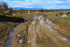 Lluvias convirtieron en pantano el camino de acceso a Fuerte Bulnes