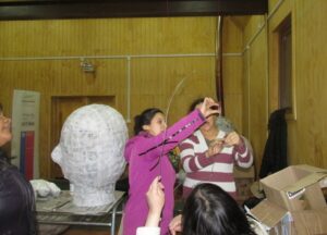 Vecinos/as aprenden a hacer marionetas gigantes