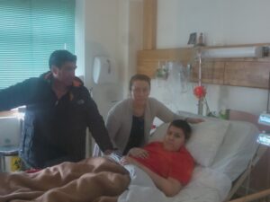 Dura lucha da niño de 10 años contra el cáncer y leucemia