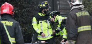 Bomberos trabajan en emergencia química de supermercado en Estación Central