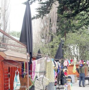 Artesanos de la plaza protestan con banderas negras