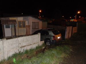 Chofer en estado de ebriedad derribó muro y estuvo a punto de chocar una casa