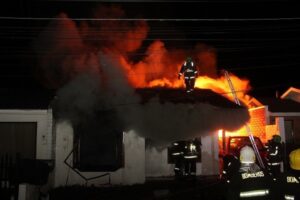 Voraz incendio cosumió casa en Villa Torres del Paine