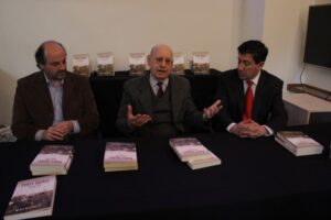 Geopark Chile obsequia libro a escuelas