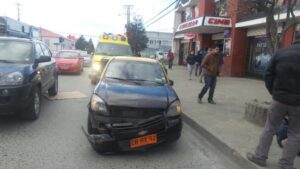 Conductor de taxi resultó lesionado por colisión