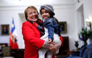 Presidenta festeja su cumpleaños en La Moneda con regalo de una pequeña de tres años