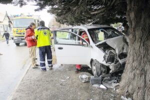 Lesiones graves sufrió conductor que chocó contra un árbol