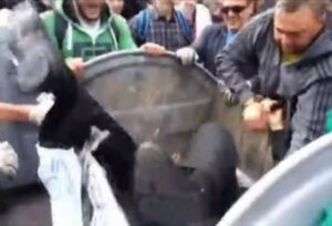 Ucranianos indignados lanzaron a un diputado a la basura