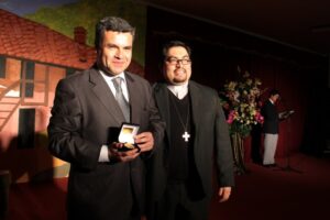 Liceo San José distinguió a periodista Edgardo Rivera Mercado
