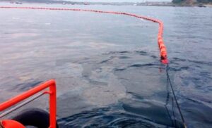 Cerca de 3 toneladas de petróleo se filtraron al mar en Quintero