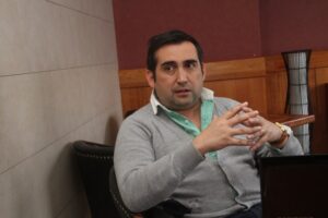 “Más que desmunicipalizar, hay que entregar recursos y descentralizar la educación”