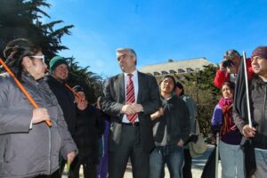 Artesanos de la Plaza de Armas piden aclarar plazos y municipio responderá este jueves