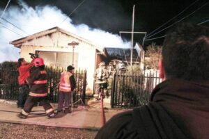Incendio destruyó vivienda en  la Población Cerro Primavera