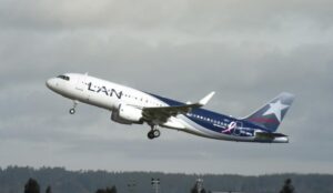 LAN se suma con tres aviones a campaña contra el cáncer de mamas