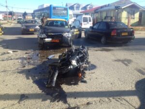 Violento impacto frontal entre un taxis y un motociclista