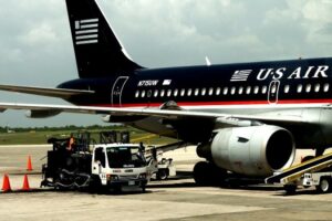 Pasajero causó pánico en avión al simular que tenía ébola