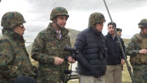 Ministro de Defensa de Chile verifica capacidades tácticas en Puerto Natales