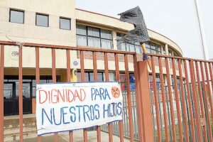 Padres y  apoderados  de la escuela Patagonia molestos con  alcalde Boccazzi