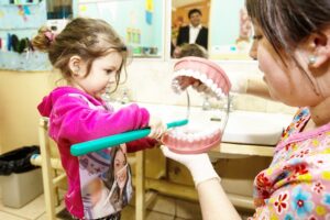 Inician mes de la salud bucal con fluoración a párvulos