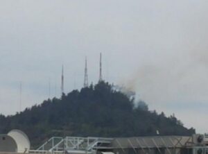 Bomberos combate incendio en ladera del cerro San Cristóbal