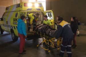 Dueño de aserradero que se lesionó gravemente con una sierra fue intervenido y se recupera en el hospital clínico