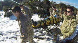 Armada y Fuerza Aérea de Chile simularon de rescate en campo minado de Isla Picton
