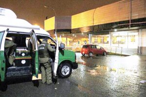 Policía realiza pericias en Santiago por asalto al Unimarc sur