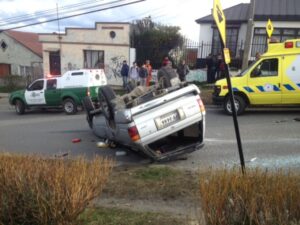 Cuatro menores y un adulto resultaron lesionados en accidente con volcamiento