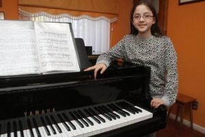 Pianista local destaca en concurso en Santiago