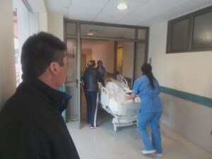 Niño de 7 años mordido por un perro abandonado lucha por su vida