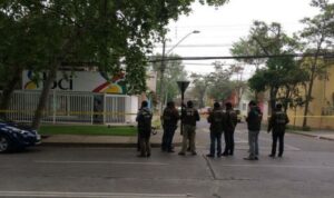 Balearon por la espalda a un carabinero en un asalto frustrado a un banco BCI en Santiago
