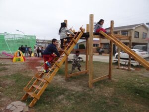 Población Pablo Neruda cuenta con juegos para niños gracias a proyecto de los vecinos