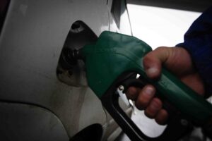Bencinas suben hasta cinco pesos hoy