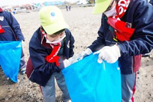 Más de 100 personas conmemoraron Día Internacional de la Limpieza de Playas