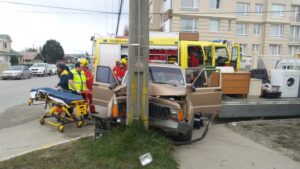 Conductor se desvaneció mientras manejaba y terminó estrellado en un poste