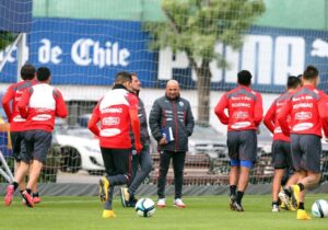 Con Johny Herrera y Juan Delgado en la oncena, la 'Roja' enfrenta esta noche a Bolivia