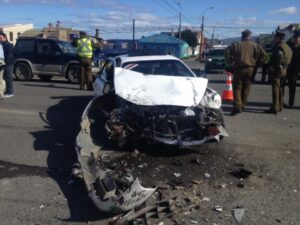Accidente de tránsito entre un camión y un vehículo deportivo