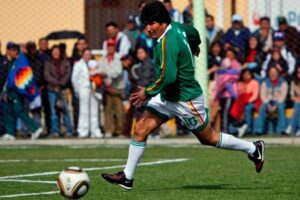 Evo Morales jugará contra ex futbolistas del Real Madrid para fomentar el deporte